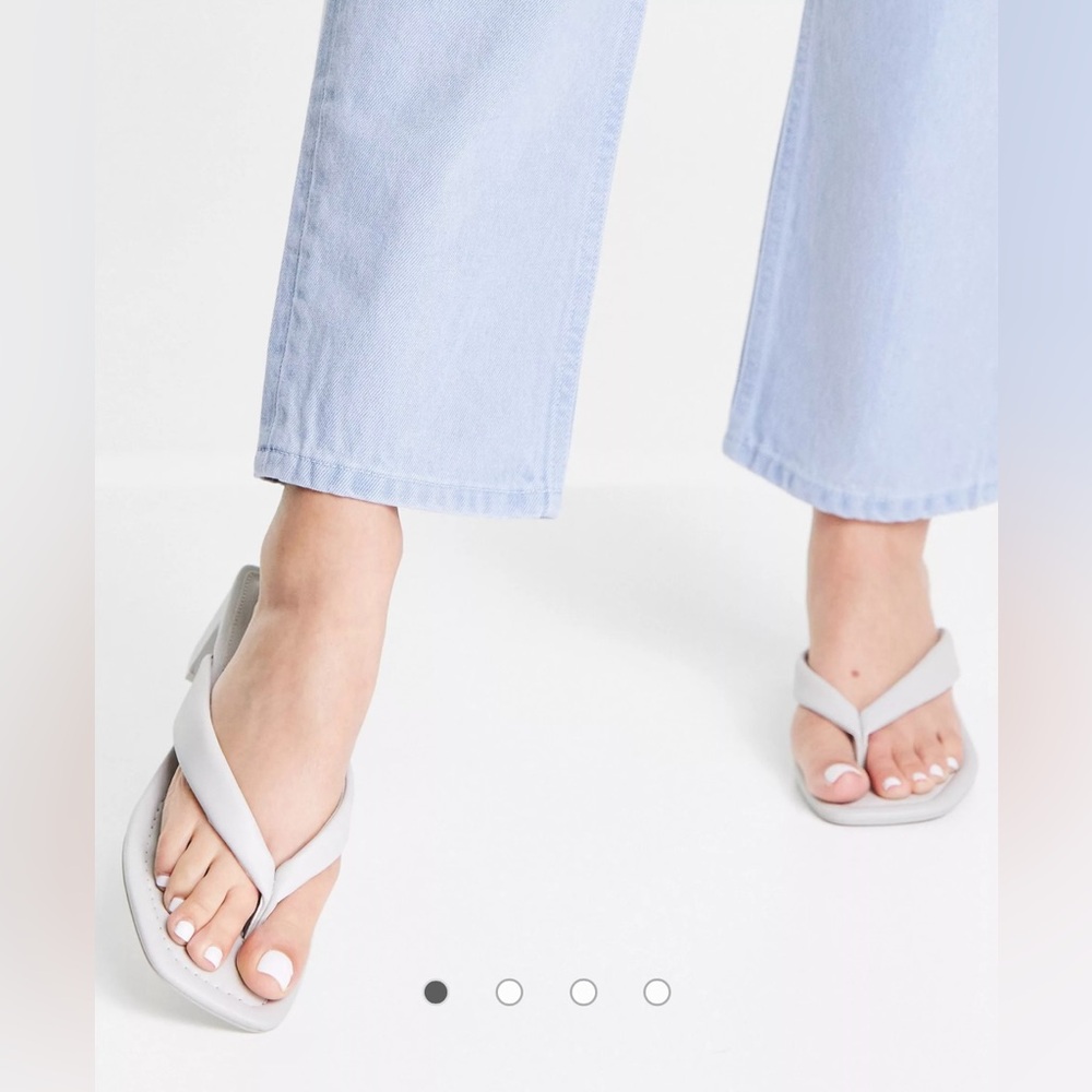 Pull&Bear heeled sandal with toe post in ecru BRAND NEW